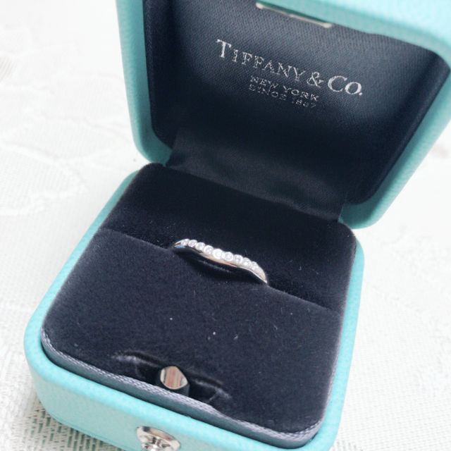 【ティファニー(Tiffany & Co.)の口コミ】 いくつか試着させてもらいましたが、こちらのリングと色違いのゴールドで…