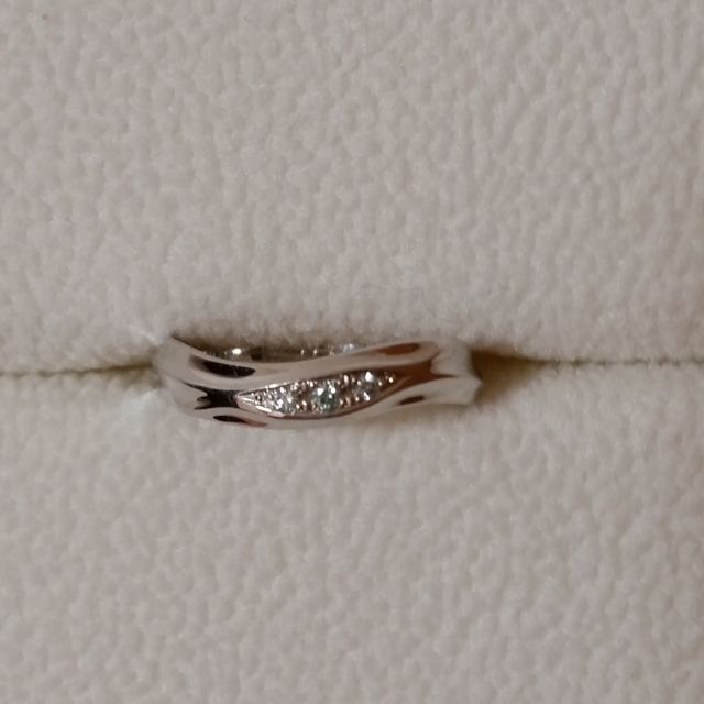 【AFFLUX(アフラックス)の口コミ】 水が波打つようなうねるデザインに少し太めでしっかりした指環本体。
商品…