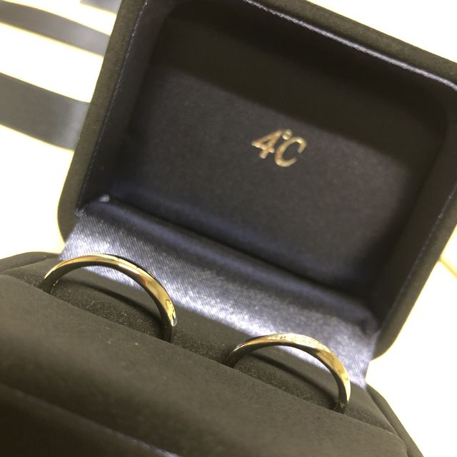 【4℃ BRIDAL(ヨンドシーブライダル)の口コミ】 リングを着けていて違和感のない細身のものを選びました。また指が短いた…