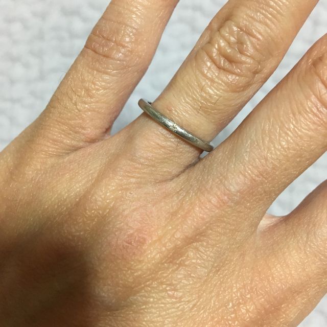 【4℃ BRIDAL(ヨンドシーブライダル)の口コミ】 冠婚葬祭時などに派手な指輪は嫌だなと思っていたので、シンプルでごちゃ…