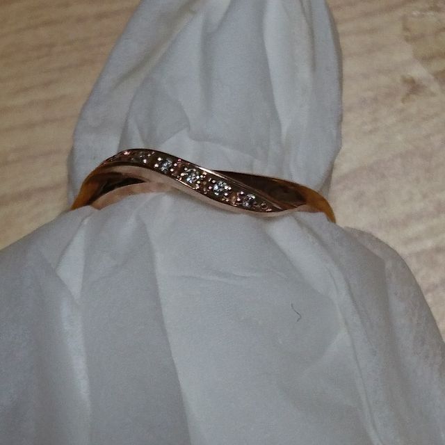 【4℃ BRIDAL(ヨンドシーブライダル)の口コミ】 この指輪は、いくつか見せてもらった中で、はめた時に一目惚れしました。…