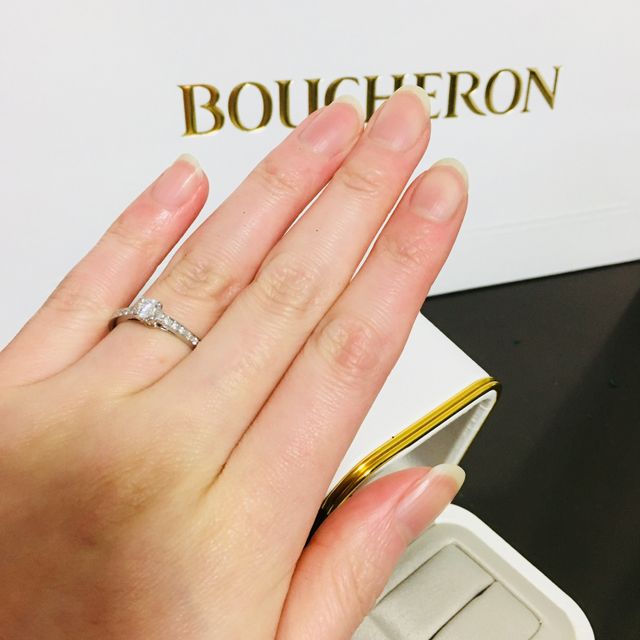 【ブシュロン(BOUCHERON)の口コミ】 ビーラブドのパヴェタイプです。
台座が上がっていてダイヤがとっても引き…