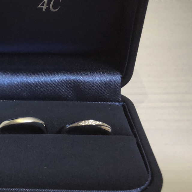 【4℃ BRIDAL(ヨンドシーブライダル)の口コミ】 指が太いのでなるべく細か見えるもの、そしてウェーブでダイヤがあまりが…