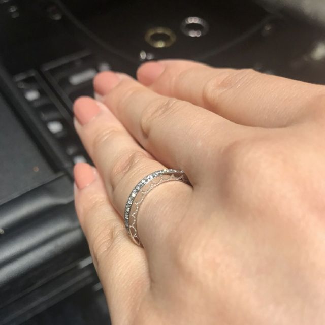 【エクセルコダイヤモンド(EXELCO DIAMOND)の口コミ】 結婚指輪のデザインの丸みだったり、カーブや、ダイヤの輝き、Vカットなど…