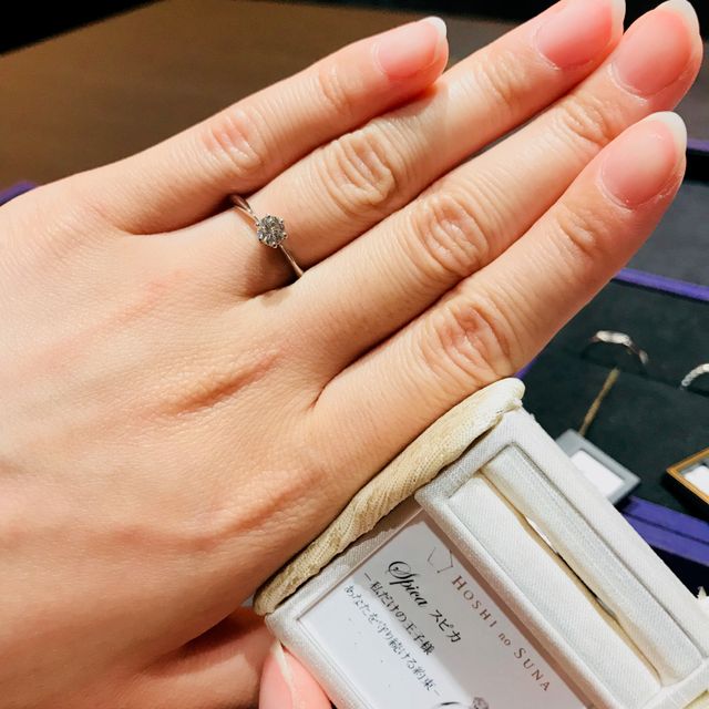 【HOSHI no SUNA 星の砂(ほしのすな)の口コミ】 定番のソリティアリングなのですが、ダイヤ脇のアームが細くなっており、…