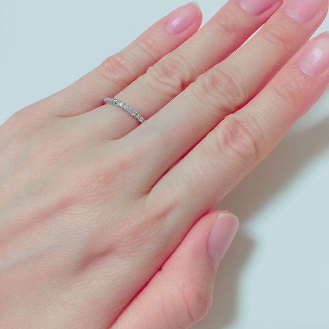 【銀座ダイヤモンドシライシの口コミ】 婚約指輪なので縦付のものととても悩んだのですが、婚約の時点で結婚式の…