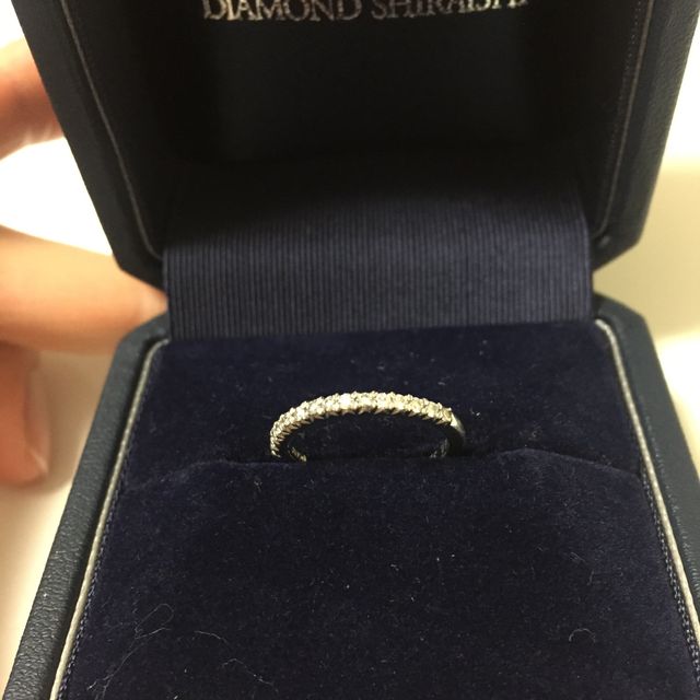 【銀座ダイヤモンドシライシの口コミ】 婚約指輪なので縦付のものととても悩んだのですが、婚約の時点で結婚式の…