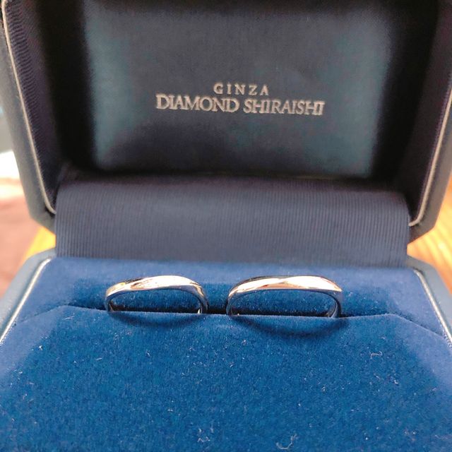 【銀座ダイヤモンドシライシの口コミ】 メンズの形が良かったためこちらに決めました。女性もダイヤがしっかり入…