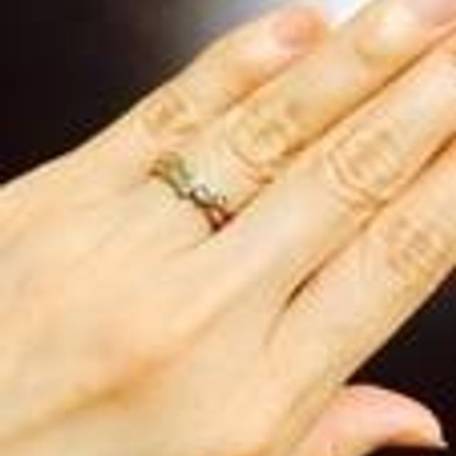 【4℃ BRIDAL(ヨンドシーブライダル)の口コミ】 派手めなものよりシンプルで華奢なタイプの指輪が
好きですのでこのデザイ…