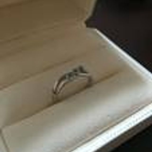 【4℃ BRIDAL(ヨンドシーブライダル)の口コミ】 派手めなものよりシンプルで華奢なタイプの指輪が
好きですのでこのデザイ…