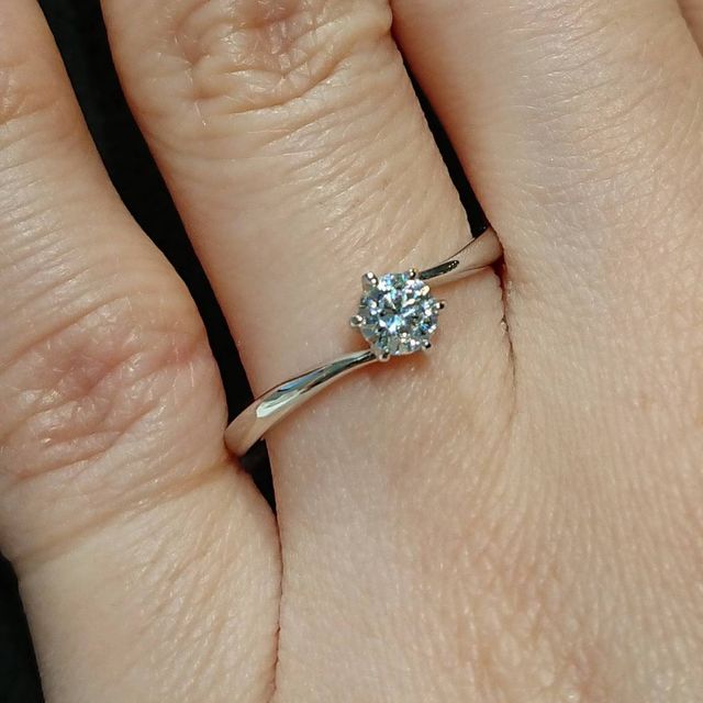 【BRILLIANCE+(ブリリアンスプラス)の口コミ】 婚約指輪のデザインはシンプルな物が多く、どこのお店にもあるデザインっ…