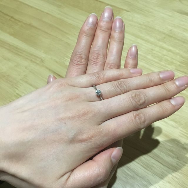 【銀座ダイヤモンドシライシの口コミ】 妻の細い指にはどんな指輪も似合うと思っていましだが、より引き立ててく…