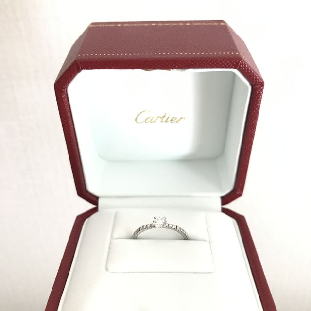 【カルティエ(Cartier)の口コミ】 婚約指輪なのでダイヤモンドに憧れはありましたが、ゴテゴテした指輪より…