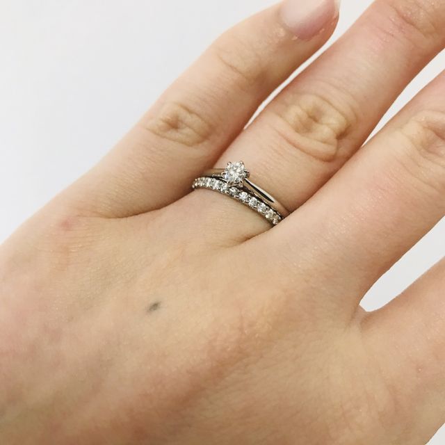 【銀座ダイヤモンドシライシの口コミ】 婚約指輪やファッションリングとの重ね付けを楽しみたいのでシンプルなデ…