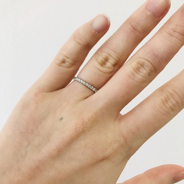 【銀座ダイヤモンドシライシの口コミ】 婚約指輪やファッションリングとの重ね付けを楽しみたいのでシンプルなデ…
