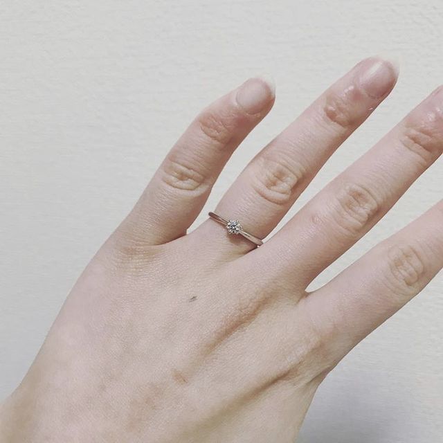 【銀座ダイヤモンドシライシの口コミ】 サイドにもダイヤがついたデザインも試着しましたが、もっとシンプルでも…