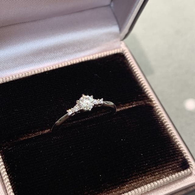 【アイプリモ(I-PRIMO)の口コミ】 大きな一粒ダイヤにメレダイヤが寄り添うデザインを探しており、こちらを…