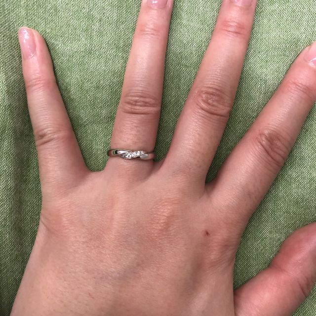 【GALA JEWELRY(ガラジュエリー)の口コミ】 1〜3石で絞っておりました。また指が4号で細いので3石でも目立ってしまう…