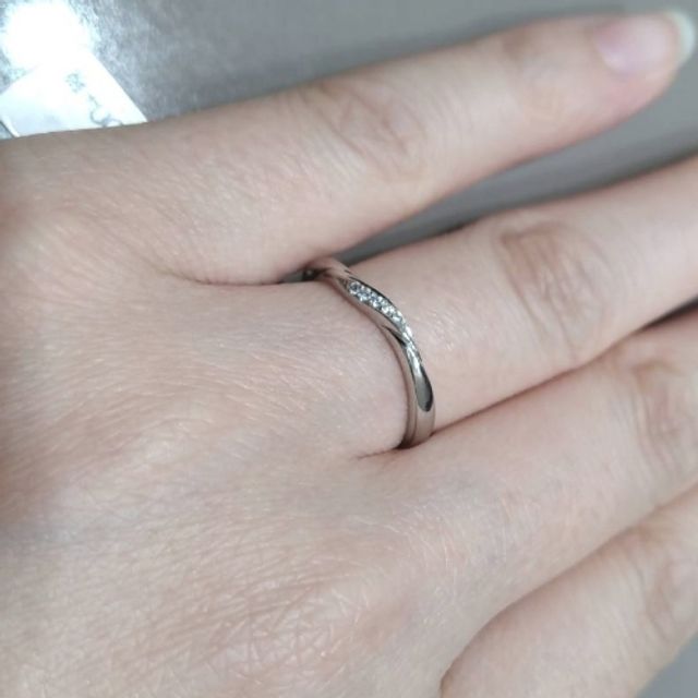 【4℃ BRIDAL(ヨンドシーブライダル)の口コミ】 シンプルなデザインの結婚指輪を探しており、イメージにピッタリだと感じ…