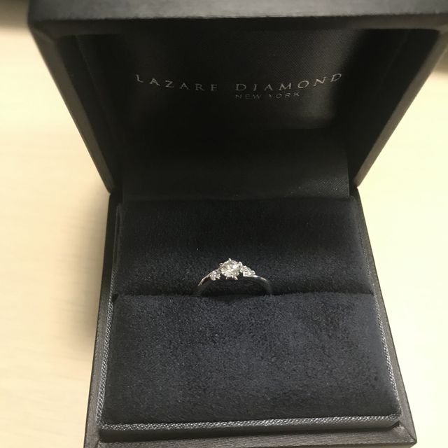 【ラザール ダイヤモンド(LAZARE DIAMOND)の口コミ】 エンゲージとマリッジリングをセットにした際の可憐さが際立つもの。どち…