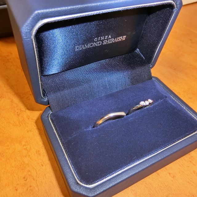 【銀座ダイヤモンドシライシの口コミ】 3石のダイヤが埋め込まれていて可愛かったです。また、男性用指輪にマット…