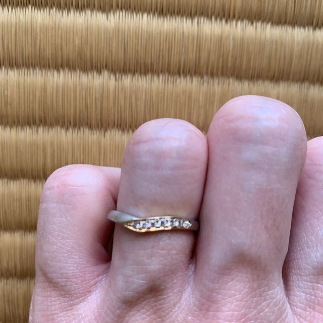 【JKPLANET(JKプラネット)の口コミ】 指が細く見えるデザインであり、どこから見てもダイヤがキラキラ輝いて指…