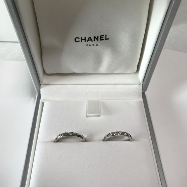 【シャネル(CHANEL)の口コミ】 マトラッセ柄のデザインです。
どれも同じように見えてしまう結婚指輪です…