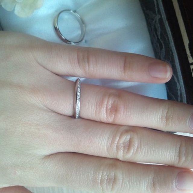 【アイプリモ(I-PRIMO)の口コミ】 女性用の指輪の方のデザインが上下で異なっており、上の方にダイヤが入っ…