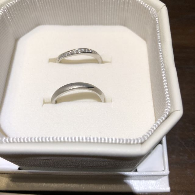 【4℃ BRIDAL(ヨンドシーブライダル)の口コミ】 主人がつや消し希望、私は石付きデザインを希望しており、かつデザインが…