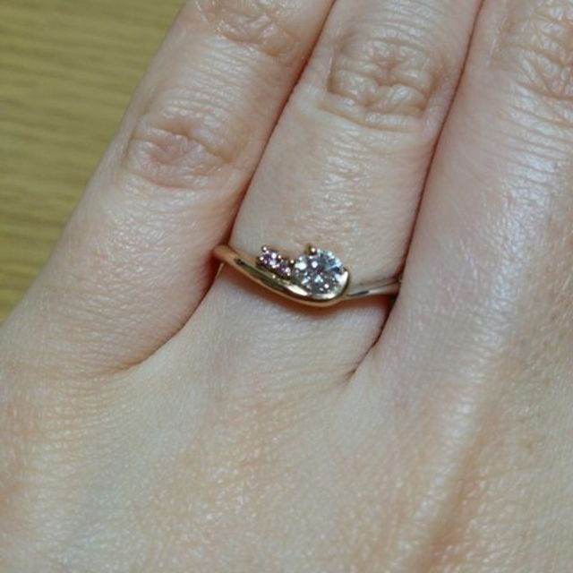 【アイプリモ(I-PRIMO)の口コミ】 ダイヤモンドの隣にピンクのメレダイヤが2粒配置されたアシンメトリーなデ…