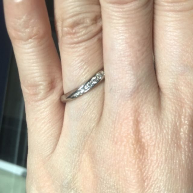 【銀座ダイヤモンドシライシの口コミ】 シンプルなデザインのリングですが、その分しっかりとした輝きのダイヤモ…