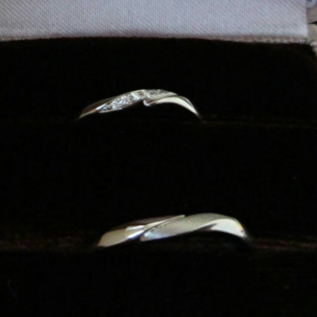 【アイプリモ(I-PRIMO)の口コミ】 男女でデザインが異なり、二つの指輪が互いにピッタリ重なる構造をしてま…