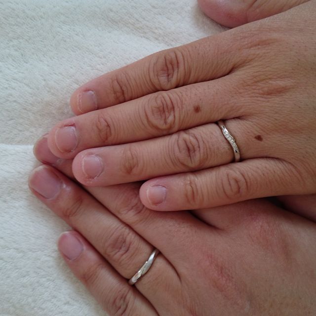 【アイプリモ(I-PRIMO)の口コミ】 男女でデザインが異なり、二つの指輪が互いにピッタリ重なる構造をしてま…