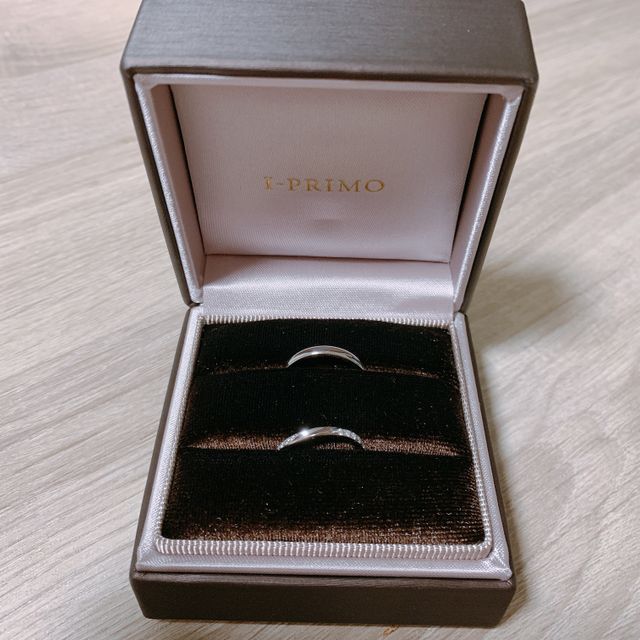 【アイプリモ(I-PRIMO)の口コミ】 存在感がありつつも上品なデザインが好きです。婚約指輪と重ねても負けな…