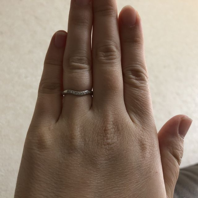 【ティファニー(Tiffany & Co.)の口コミ】 指が綺麗に見えるようにV字になっていて、一目惚れしました。ダイヤの入っ…