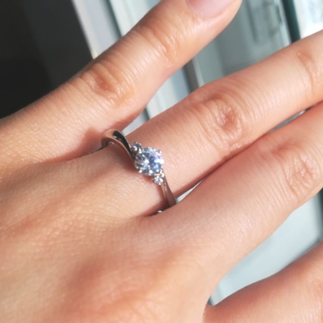 【アイプリモ(I-PRIMO)の口コミ】 ゆるやかなカーブが繊細な印象のリングで、指が綺麗に見える効果があるよ…