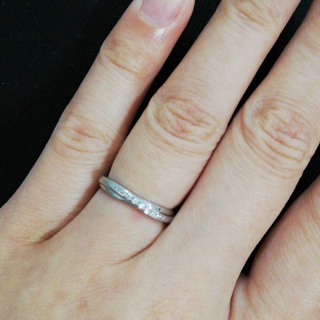 【NINA RICCI(ニナリッチ)の口コミ】 ひねりのあるダイヤつきのものがよくて、選びました。控え目だけど、キラ…