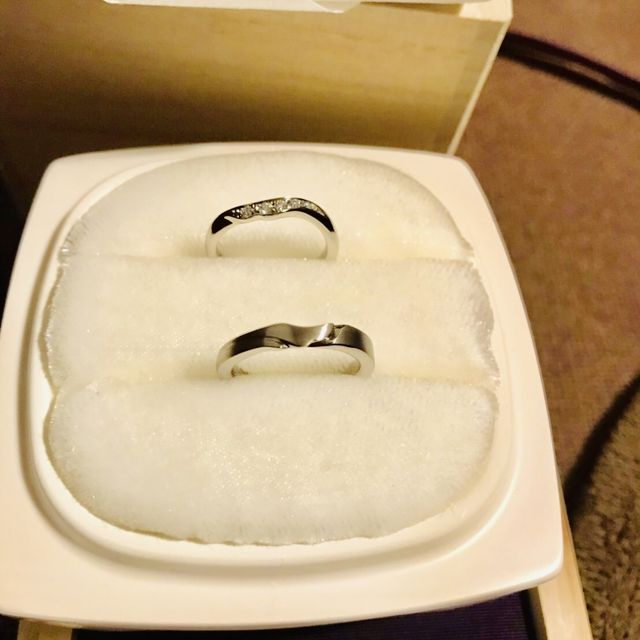 【俄(にわか)の口コミ】 デザインに一目惚れしました。
普段から、ごつめの指輪が好きなので、少し…