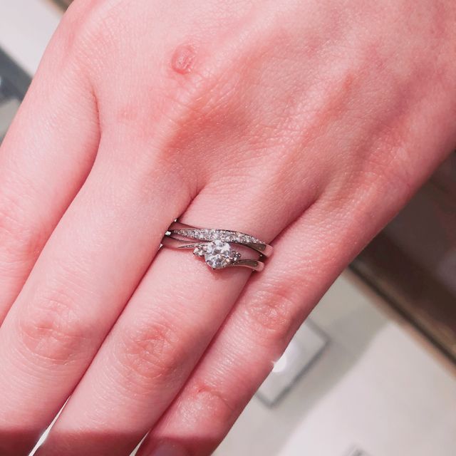 【アイプリモ(I-PRIMO)の口コミ】 ダイヤモンドがサイドまで付いており、シンプルなデザインですが、どの角…