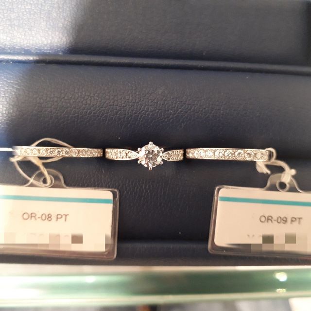 【銀座ダイヤモンドシライシの口コミ】 シンプル・上品で王道なデザインを多く取り扱っています。
婚約指輪に重ね…