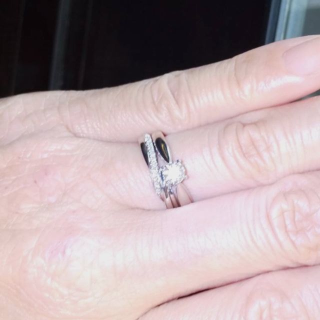 【エクセルコダイヤモンド(EXELCO DIAMOND)の口コミ】 印象的なカッティングのダイヤモンドがきれいに見えるようにデザインされ…