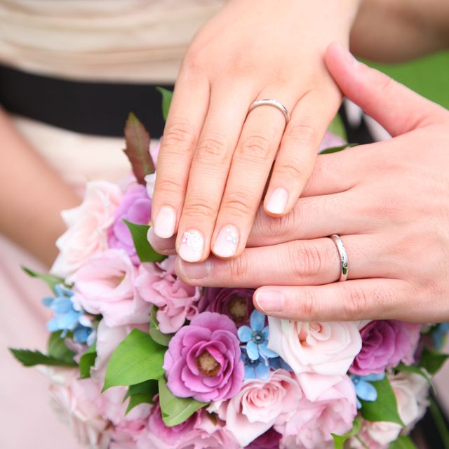 【ヴァン クリーフ＆アーペル(Van Cleef & Arpels)の口コミ】 結婚する前から結婚指輪はヴァンクリーフとずっと決めてました。
デザイン…