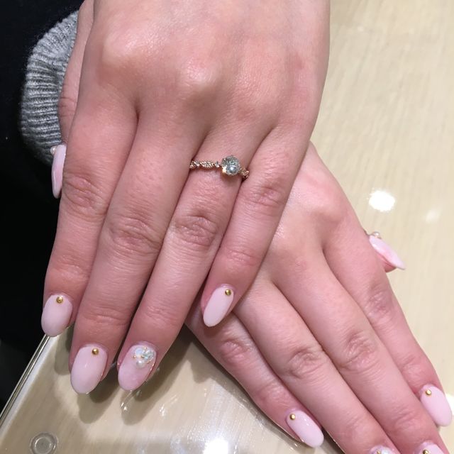 【RosettE(ロゼット)の口コミ】 ダイヤが綺麗に映えるデザインで指が細く見えるものを探しており、こちら…