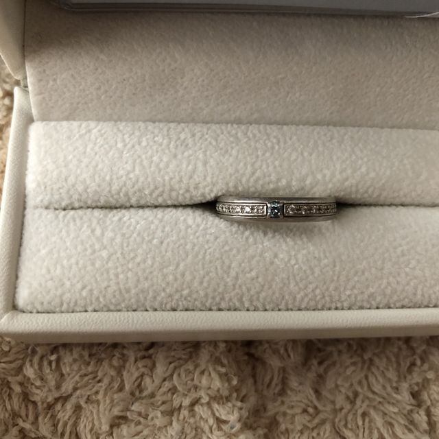 【SWEET BLUE DIAMOND(スウィートブルーダイヤモンド)の口コミ】 ブルーダイヤモンドです。一目惚れしました。指輪の内側に名前なども入れ…