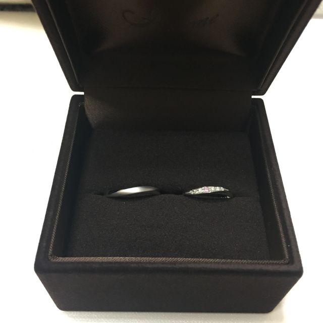 【I's stone(アイズストーン)の口コミ】 形は元からあるもので、気に入ったウェーブ型のデザインにしました。
ウェ…