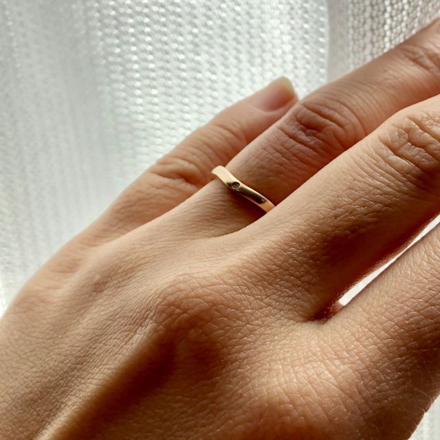 【カルティエ(Cartier)の口コミ】 シンプルで緩やかなVの綺麗なライン、肌に馴染むピンクゴールド、控えめな…