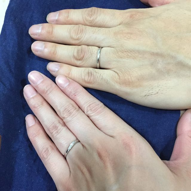 【銀座ダイヤモンドシライシの口コミ】 シンプルですが女性用にはダイヤモンドが散りばめられていて可愛らしいデ…