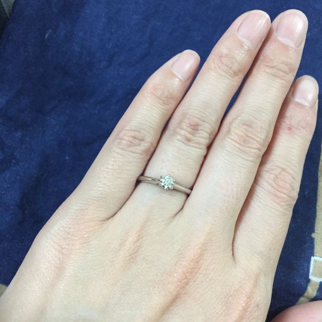 【銀座ダイヤモンドシライシの口コミ】 リングを横から見ると二人が手を取り合っているようなデザインをイメージ…