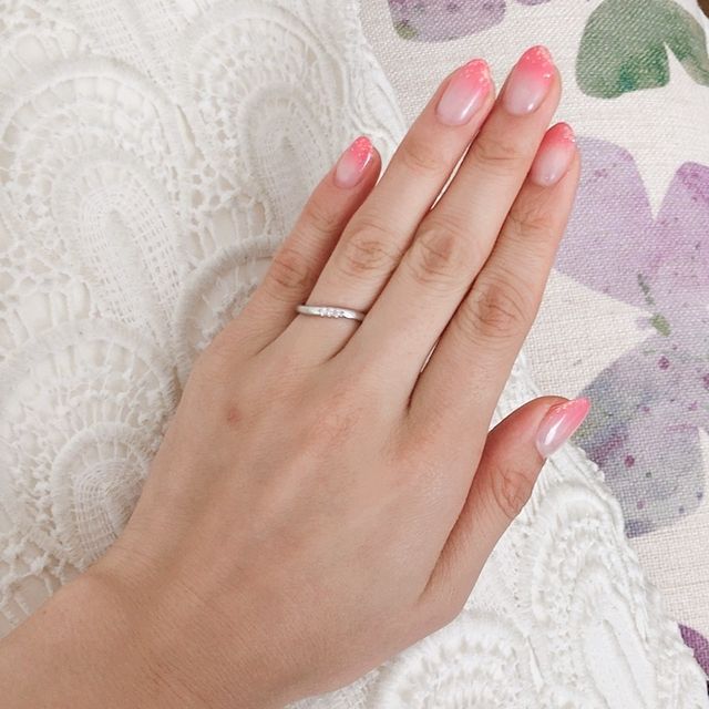 【4℃ BRIDAL(ヨンドシーブライダル)の口コミ】 小さい日本人の手にも馴染むようなシンプルなデザイン。優しい色のピンク…
