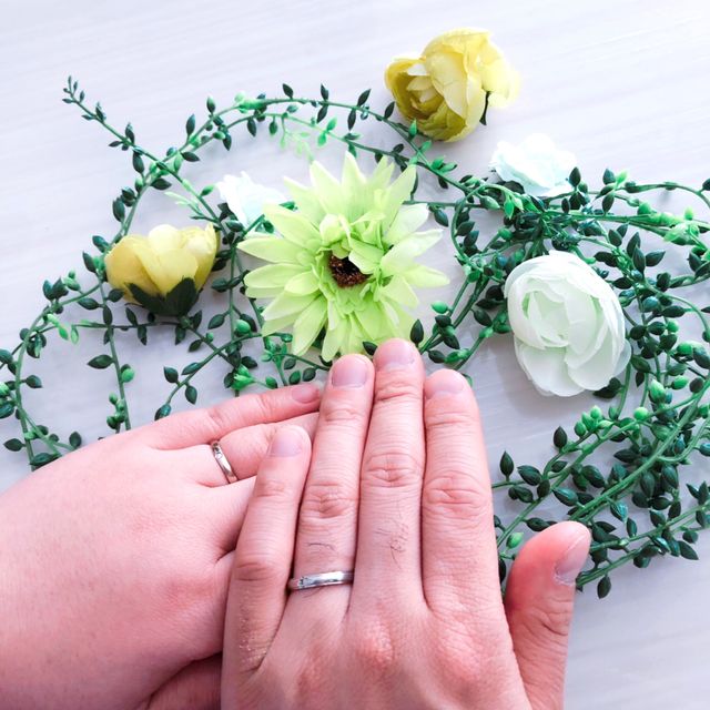 【TANZO.(鍛造指輪)の口コミ】 指輪のデザインが主人はプラチナの平行ラインで上下な溝を掘ったデザイン…